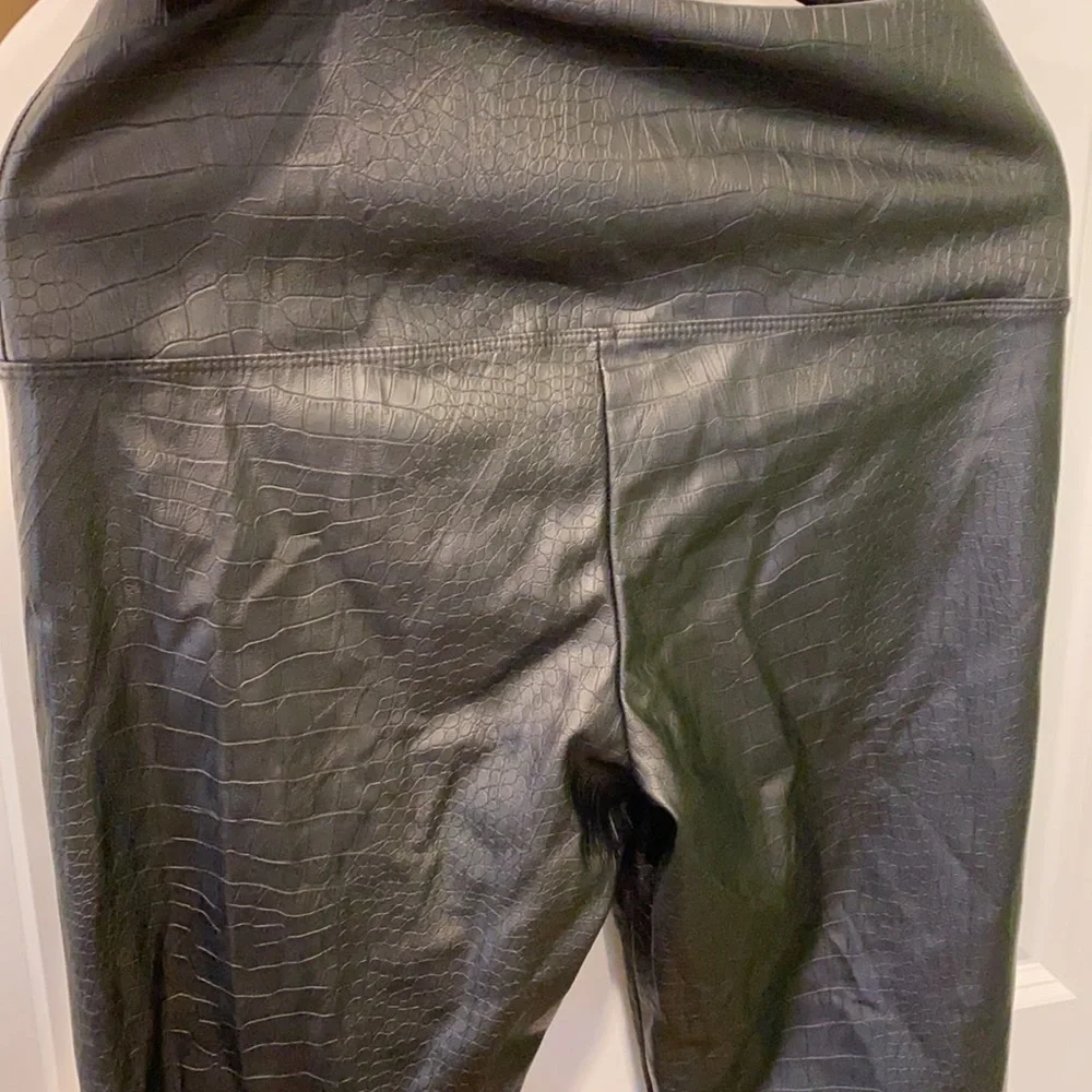 Nicole Miller NY Croc Embossed Skinny Pants EUC